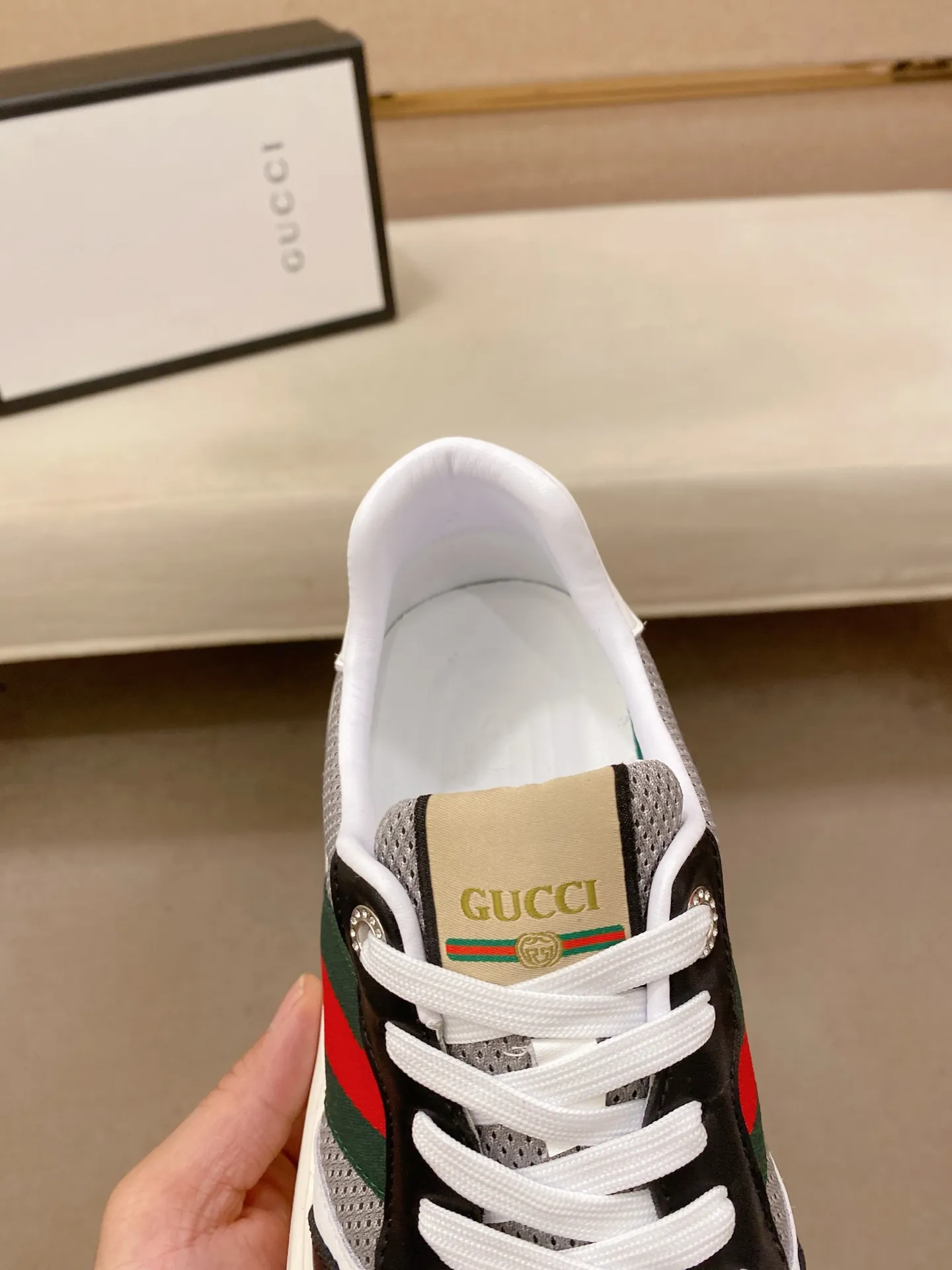 Men's shoes💰 420💰The new GUCCI (Gucci) counters are launched simultaneously. The new men's shoes, 😘fabrics are selected from imported cowhide, and the lining is sheepskin lining. 👍🏿 High-end ☄️ air-cushion molded anti-slip rubber outsole, exquisite lines, simple and elegant, comfortable and high-end for leisure travel. Code number: 38 to 44 (45 can be customized and cannot be returned or exchanged)